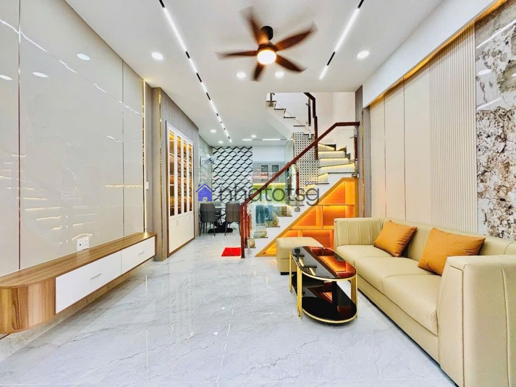 10m RA HXT - NGAY CÔNG VIÊN LÀNG HOA - ĐẸP LUNG LINH.