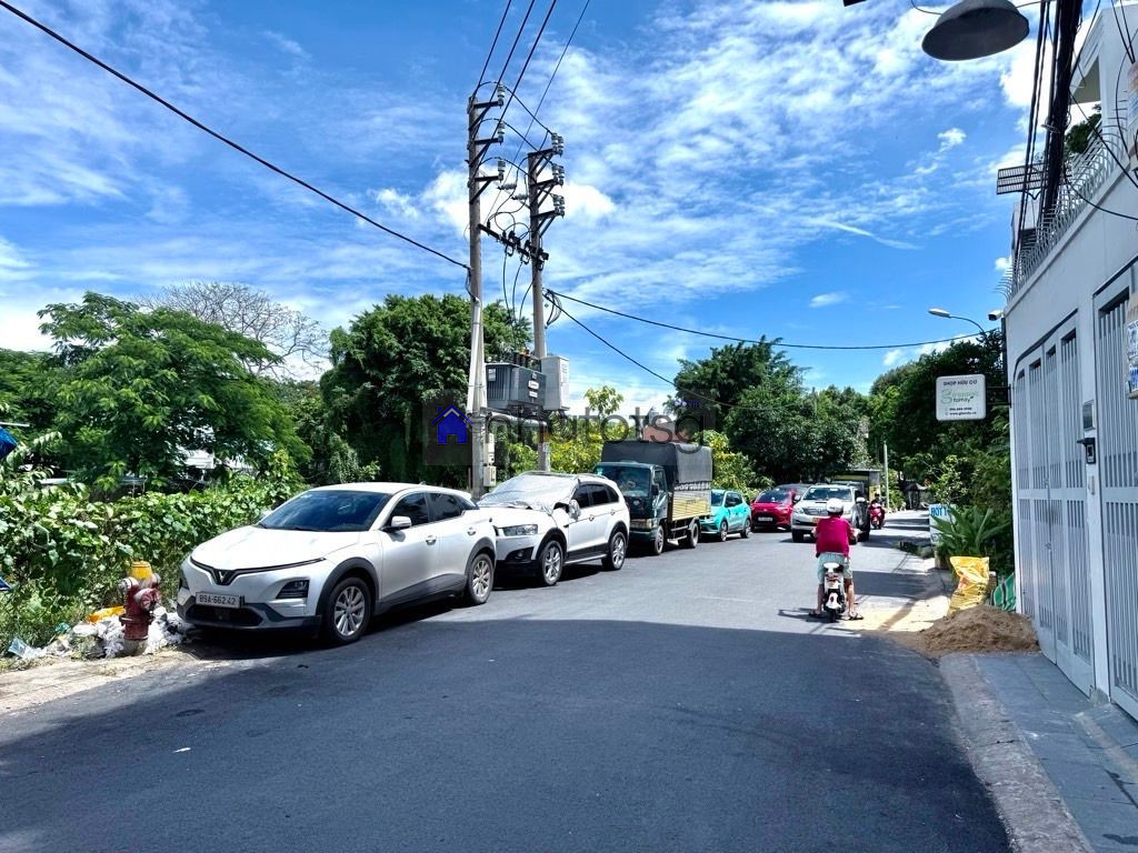 10m RA HXT - NGAY CÔNG VIÊN LÀNG HOA - ĐẸP LUNG LINH.