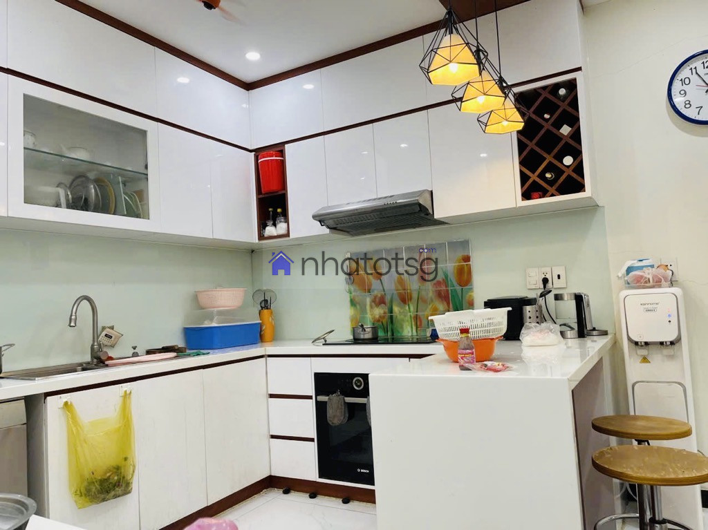 Vị trí đẹp, gần hẻm xe hơi. Sổ đẹp, hoàn công đủ.