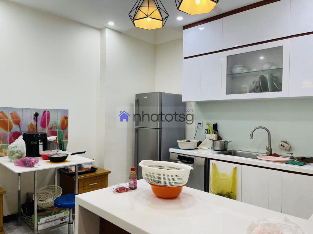 Vị trí đẹp, gần hẻm xe hơi. Sổ đẹp, hoàn công đủ.