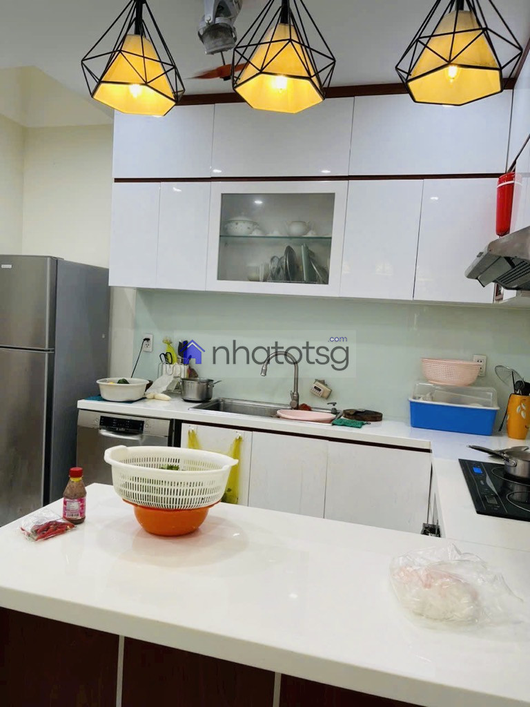 Vị trí đẹp, gần hẻm xe hơi. Sổ đẹp, hoàn công đủ.