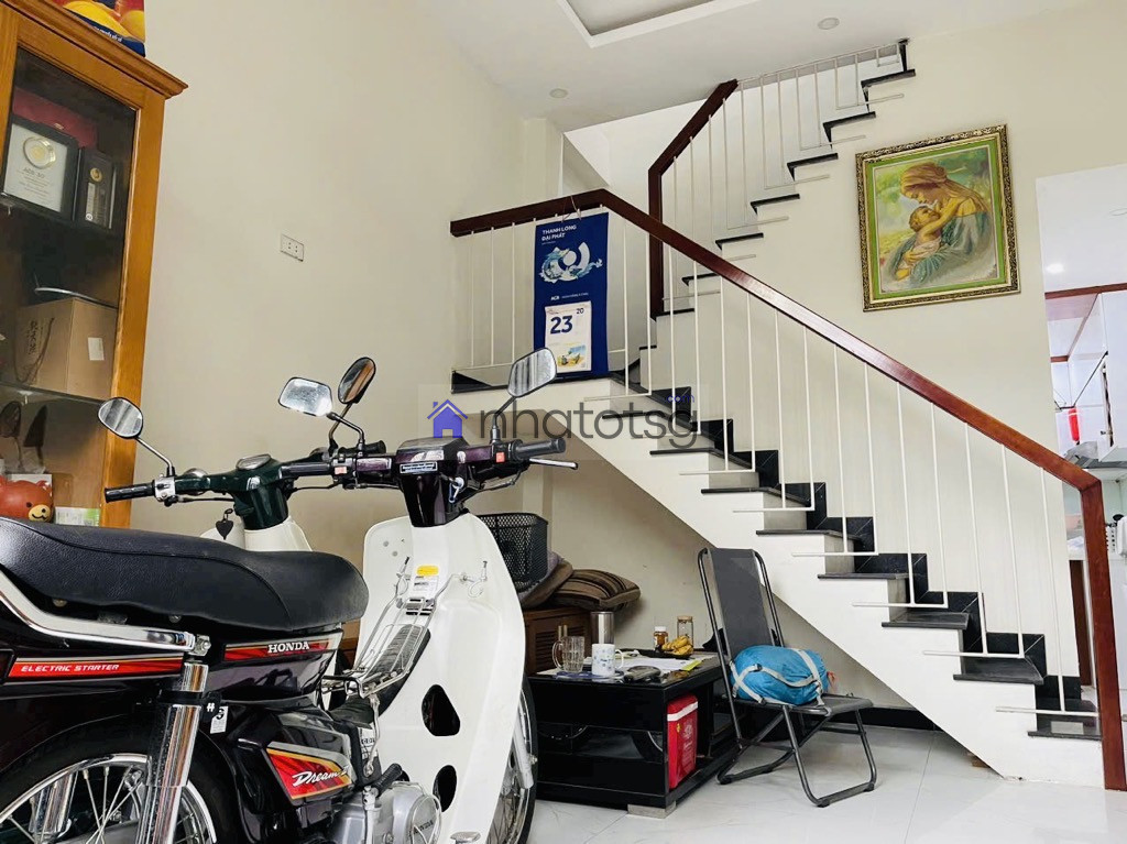 Vị trí đẹp, gần hẻm xe hơi. Sổ đẹp, hoàn công đủ.