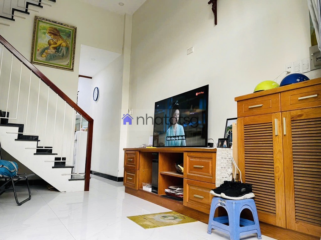 Vị trí đẹp, gần hẻm xe hơi. Sổ đẹp, hoàn công đủ.