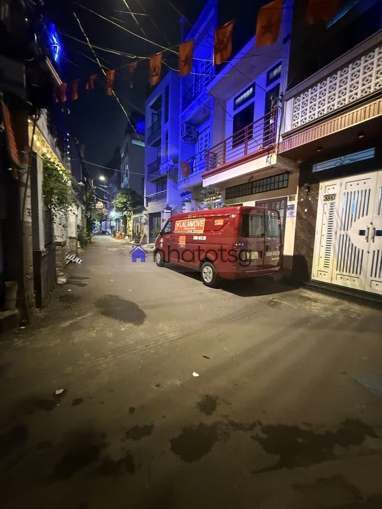 HẺM XE HƠI - NGANG KHỦNG 5.2M. BÊN HÔNG NHÀ CÓ HẺM THÔNG THOÁNG.