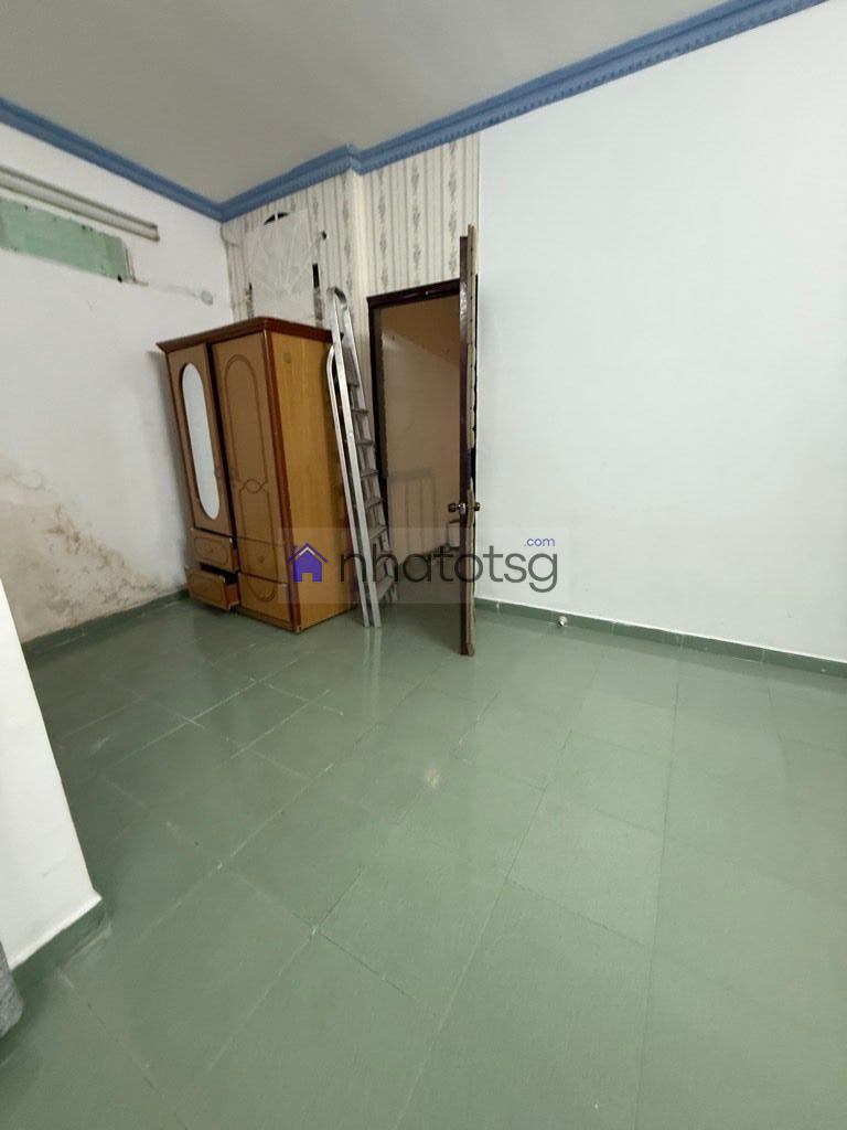 HẺM XE HƠI - NGANG KHỦNG 5.2M. BÊN HÔNG NHÀ CÓ HẺM THÔNG THOÁNG.