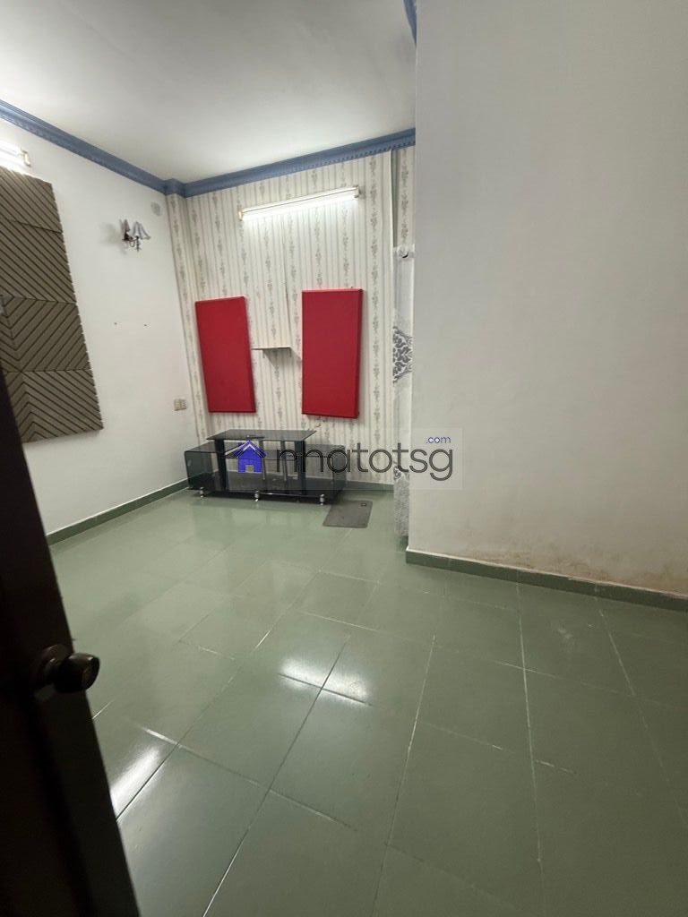 HẺM XE HƠI - NGANG KHỦNG 5.2M. BÊN HÔNG NHÀ CÓ HẺM THÔNG THOÁNG.