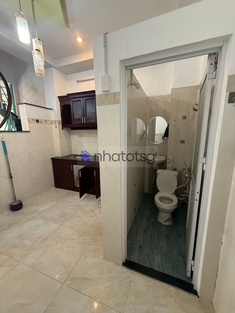 VỊ TRÍ TRUNG TÂM, GẦN BỆNH VIỆN HỒNG ĐỨC. NHÀ ĐANG SỬA, HOÀN THIỆN FULL NỘI THẤT.