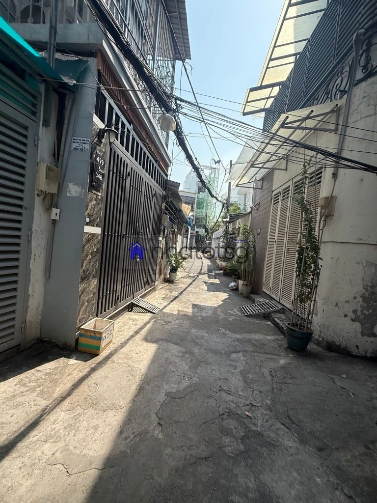 VỊ TRÍ TRUNG TÂM, GẦN BỆNH VIỆN HỒNG ĐỨC. NHÀ ĐANG SỬA, HOÀN THIỆN FULL NỘI THẤT.