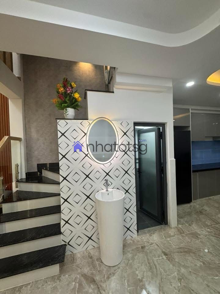 NGAY CÔNG VIÊN LÀNG HOA, HẺM XE HƠI, SÁT MẶT TIỀN, NHÀ 5 TẦNG, XÂY MỚI 100%