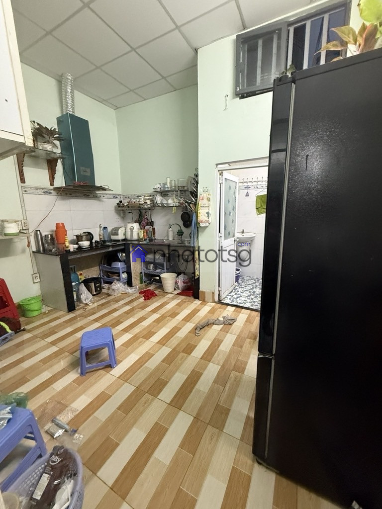 GẦN CHỢ XÓM MỚI , HẺM THÔNG.