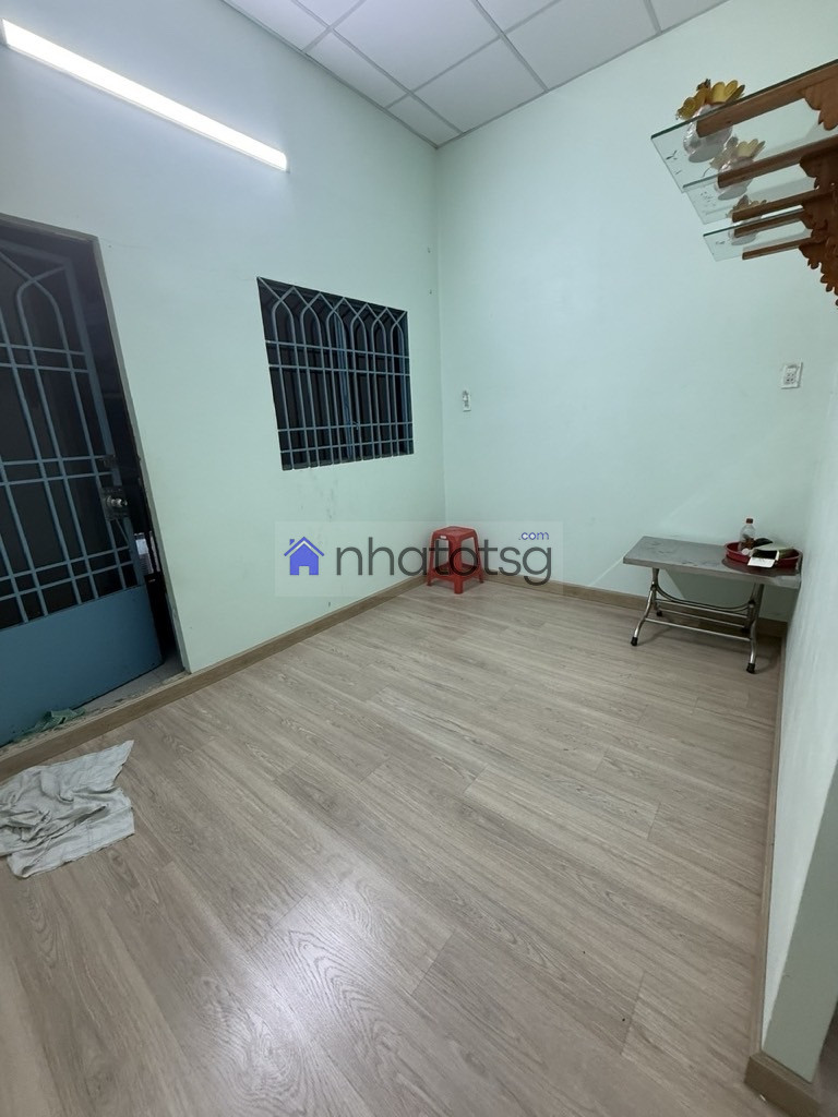 GẦN CHỢ XÓM MỚI , HẺM THÔNG.