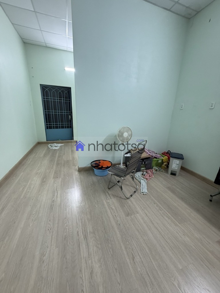 GẦN CHỢ XÓM MỚI , HẺM THÔNG.