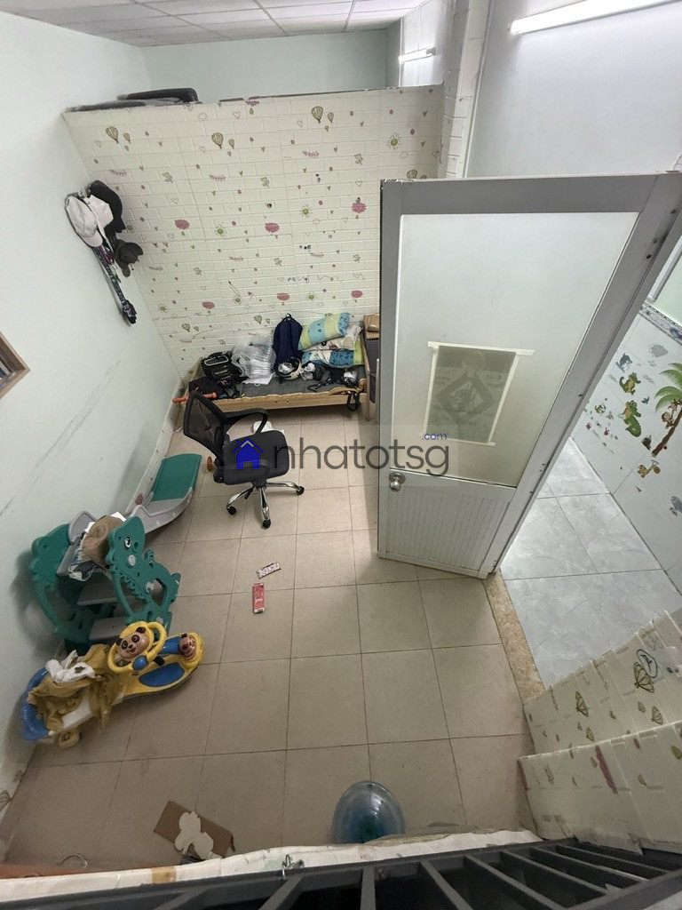 GẦN CHỢ XÓM MỚI , HẺM THÔNG.