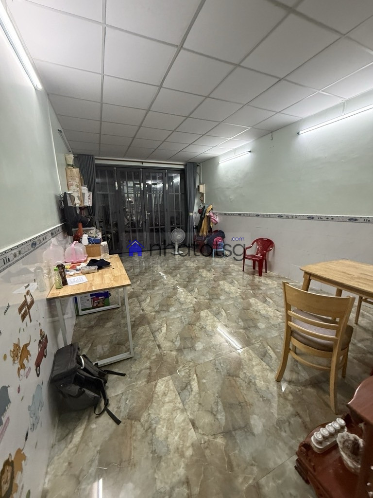 GẦN CHỢ XÓM MỚI , HẺM THÔNG.