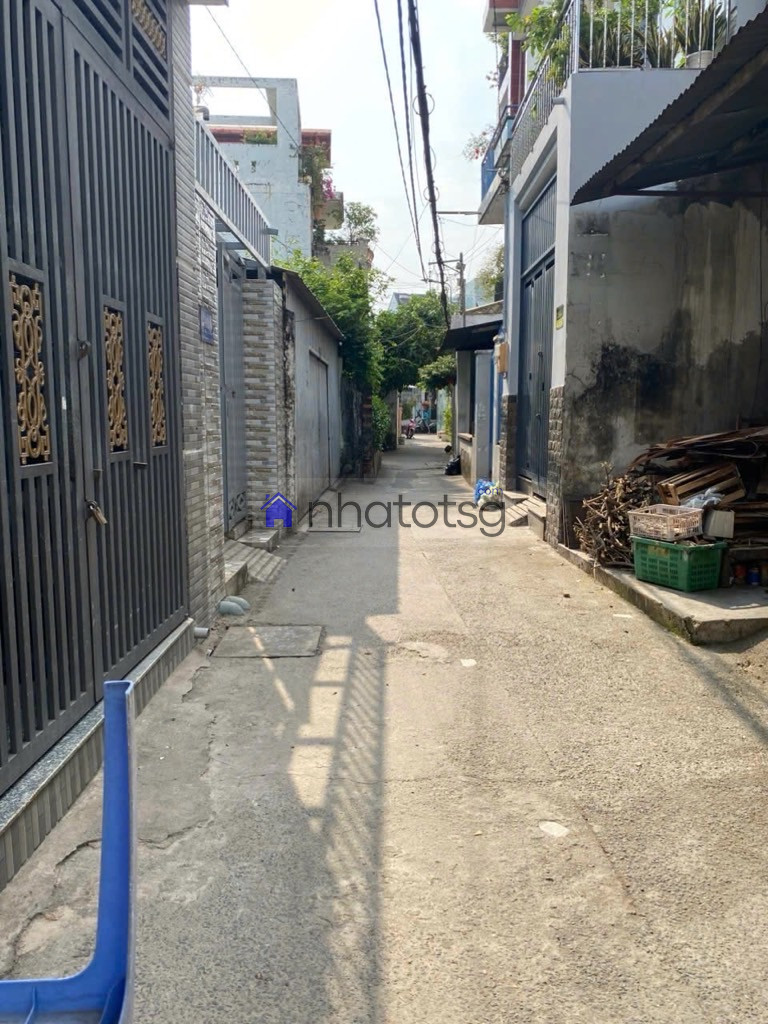 GẦN CHỢ XÓM MỚI , HẺM THÔNG.