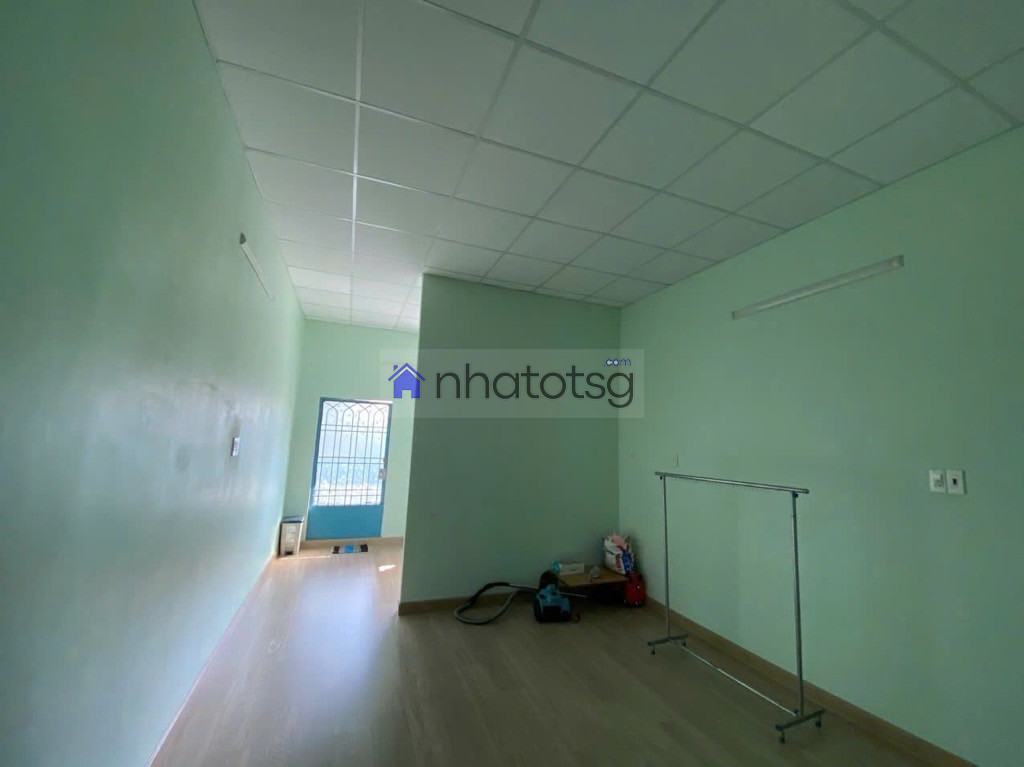 GẦN CHỢ XÓM MỚI , HẺM THÔNG.