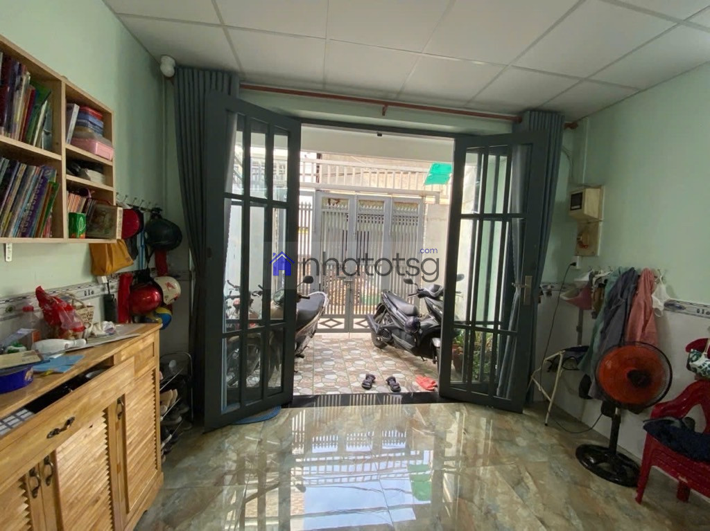 GẦN CHỢ XÓM MỚI , HẺM THÔNG.