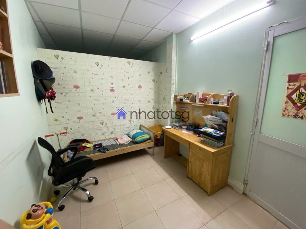 GẦN CHỢ XÓM MỚI , HẺM THÔNG.