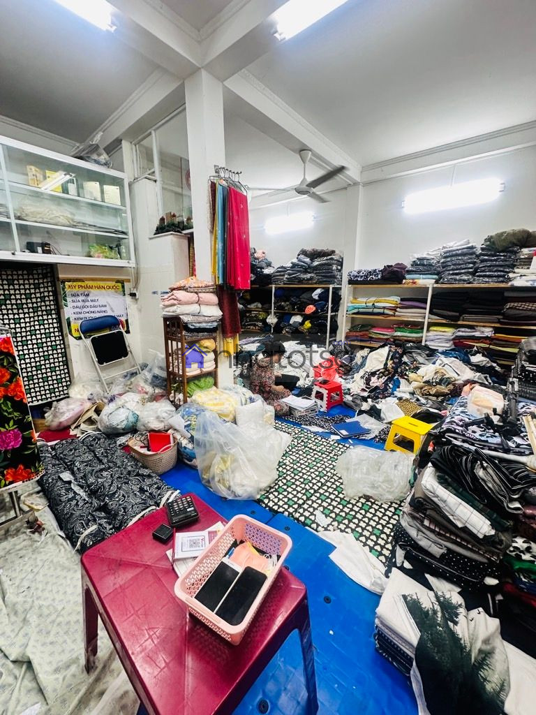 MẶT TIỀN CHỢ XÓM THUỐC - 2 TẦNG - CHỦ ĐANG KINH DOANH BUÔN BÁN.