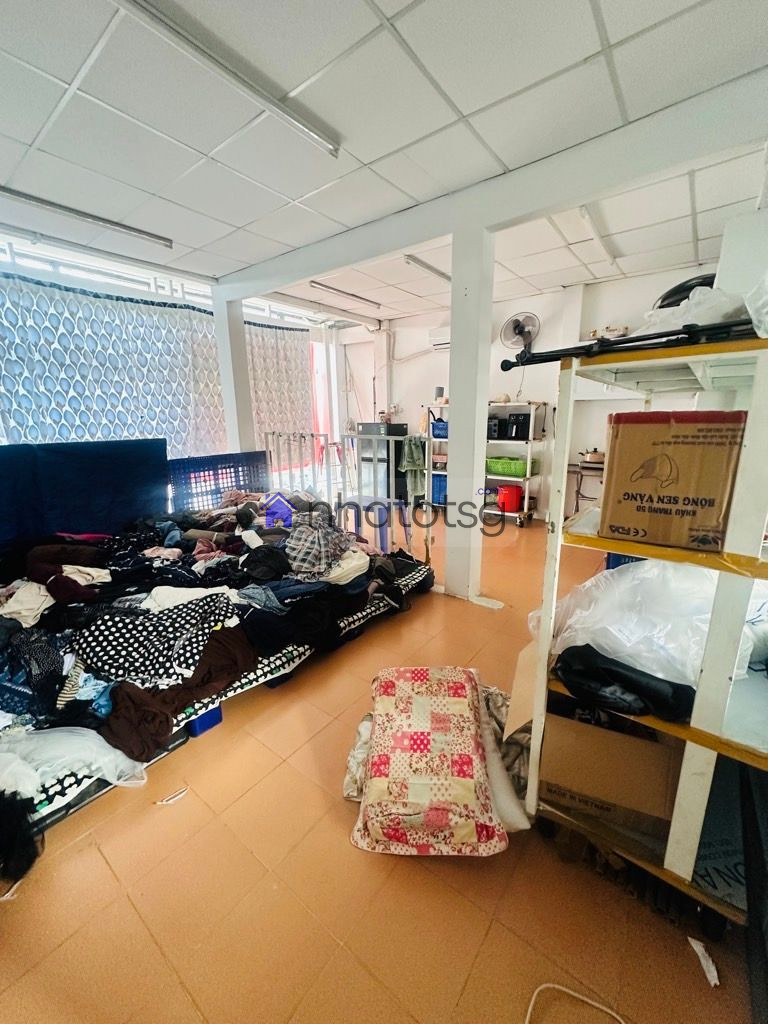 MẶT TIỀN CHỢ XÓM THUỐC - 2 TẦNG - CHỦ ĐANG KINH DOANH BUÔN BÁN.