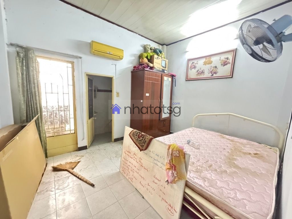 GẦN MẶT TIỀN - BÊN CẠNH TRƯỜNG NGUYỄN DU - HẺM THÔNG KINH DOANH BUÔN BÁN