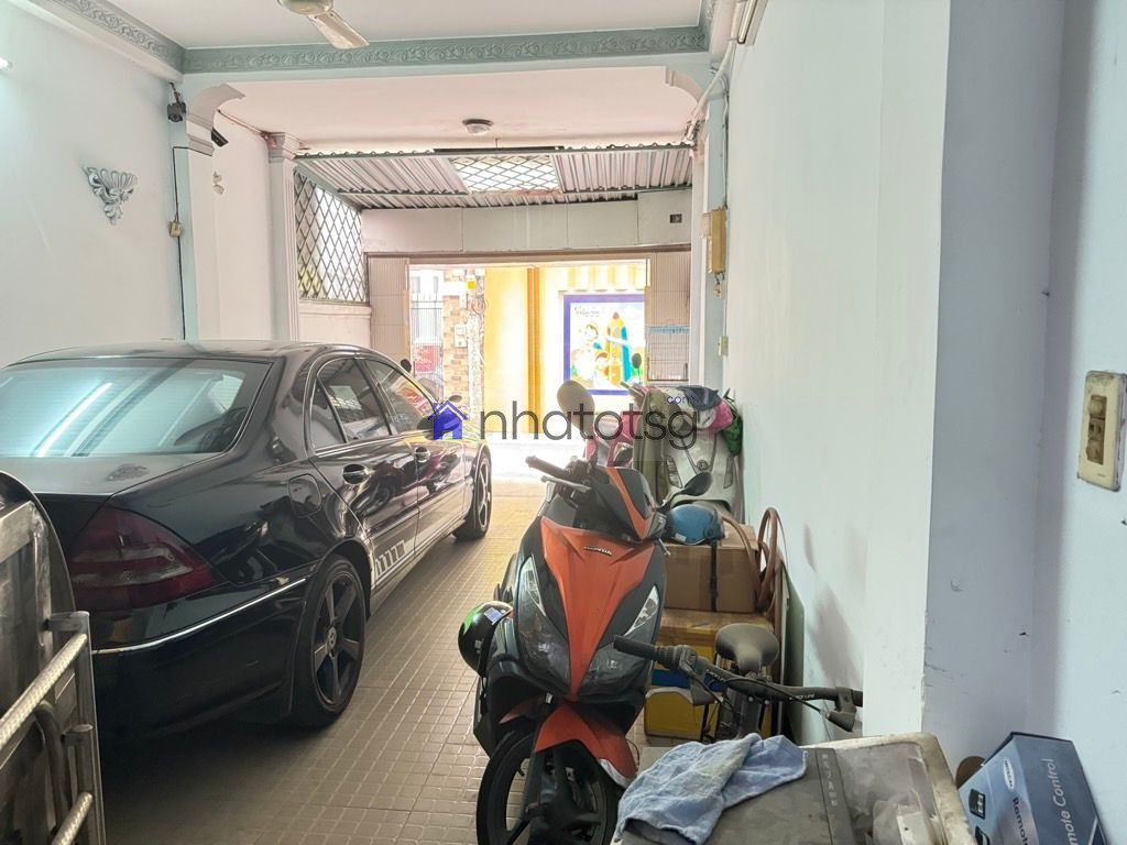 GẦN MẶT TIỀN - BÊN CẠNH TRƯỜNG NGUYỄN DU - HẺM THÔNG KINH DOANH BUÔN BÁN