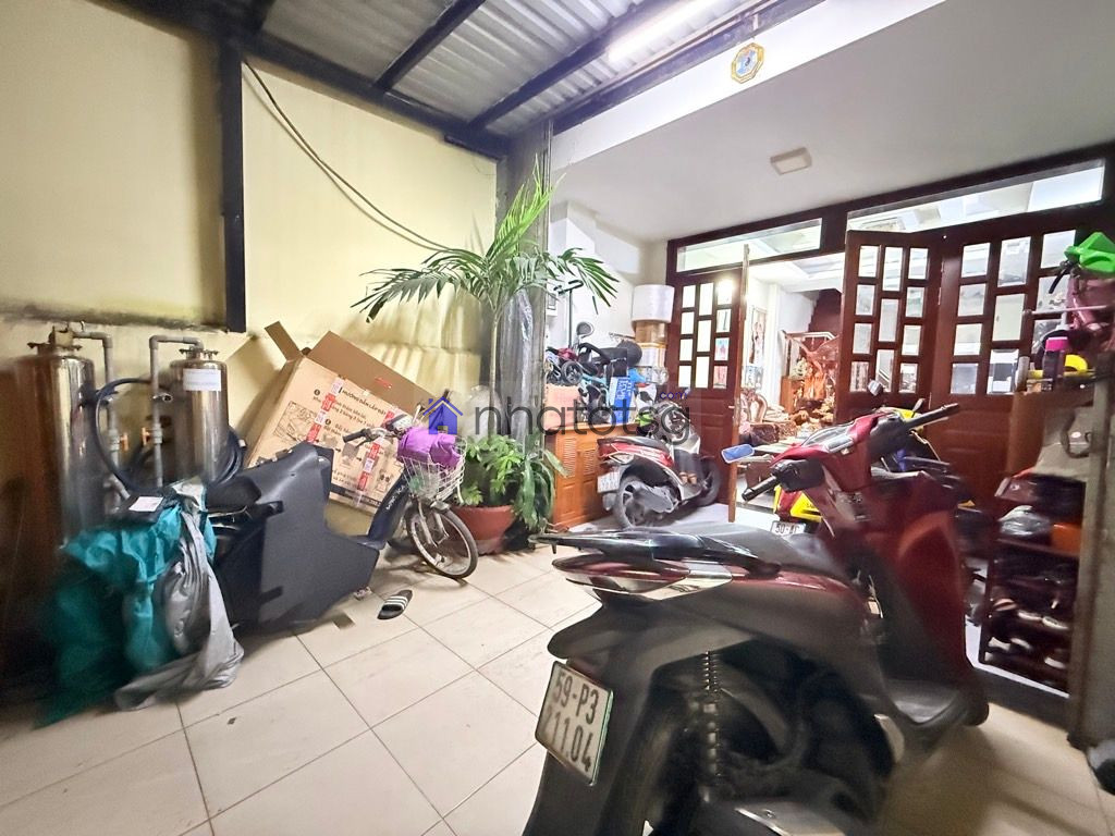 SÁT MẶT TIỀN ĐƯỜNG - VF3 NGỦ TRONG NHÀ - 2 TẦNG - TẶNG FULL NỘI THẤT.