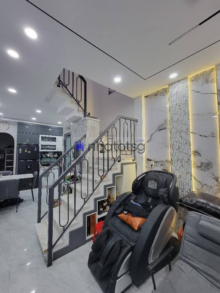 NHÀ 2 MẶT HẺM TRƯỚC VÀ SAU. VỊ TRÍ TRUNG TÂM, NHÀ ĐANG CHO THUÊ CÓ DÒNG TIỀN SẴN.