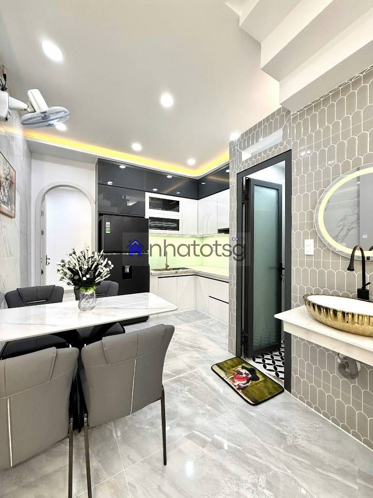 NHÀ 2 MẶT HẺM TRƯỚC VÀ SAU. VỊ TRÍ TRUNG TÂM, NHÀ ĐANG CHO THUÊ CÓ DÒNG TIỀN SẴN.