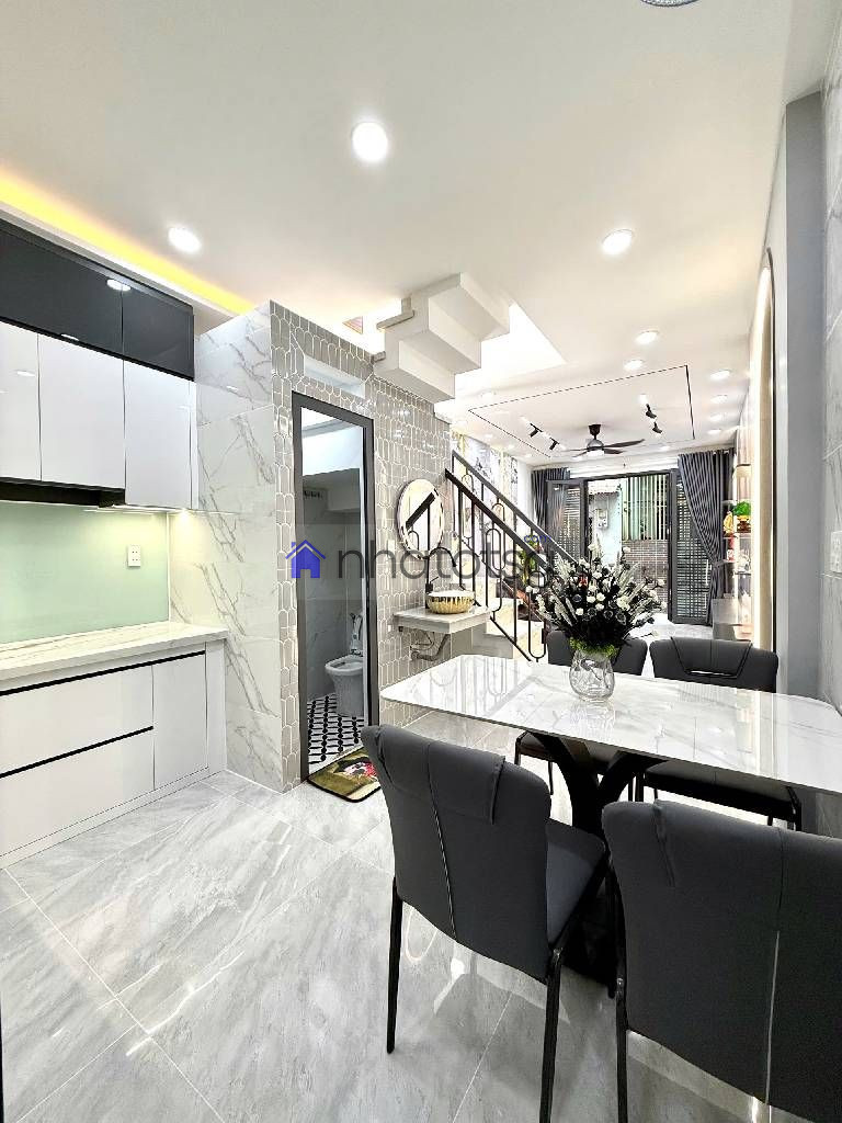 NHÀ 2 MẶT HẺM TRƯỚC VÀ SAU. VỊ TRÍ TRUNG TÂM, NHÀ ĐANG CHO THUÊ CÓ DÒNG TIỀN SẴN.