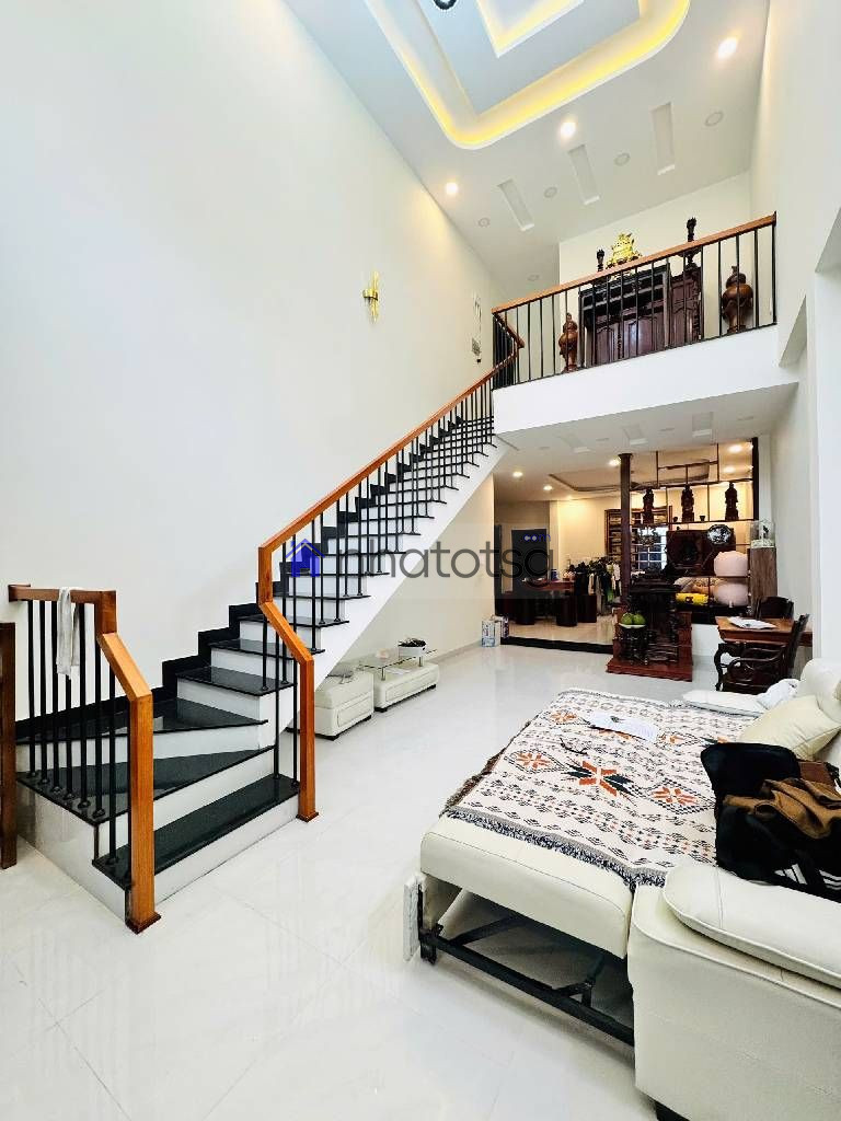 NHÀ THIẾT KẾ RỘNG ĐẸP, HIỆN ĐẠI.