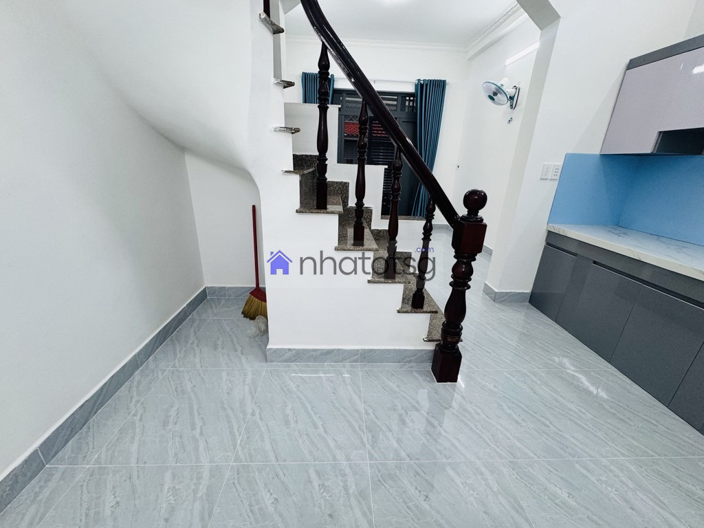 GẦN NHÀ GA T3, SÂN BAY TSN - 2 TẦNG - VUÔNG A4 - HẺM BA GÁC - GẦN MẶT TIỀN - TIỆN ÍCH NGẬP TRÀN.