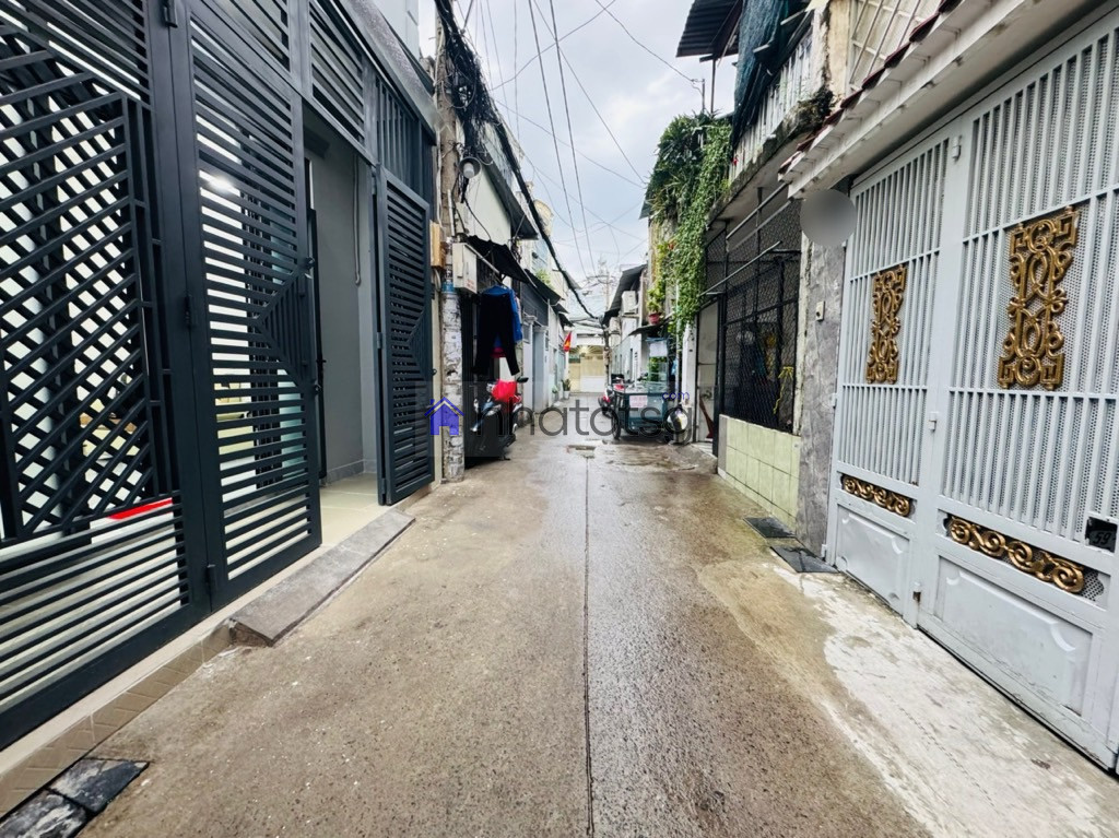 GẦN NHÀ GA T3, SÂN BAY TSN - 2 TẦNG - VUÔNG A4 - HẺM BA GÁC - GẦN MẶT TIỀN - TIỆN ÍCH NGẬP TRÀN.