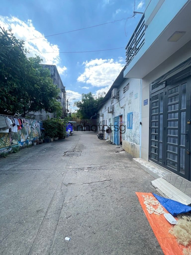 CHÍNH CHỦ TRANG BÌA - NGAY CÔNG VIÊN LÀNG HOA - ĐỐI DIỆN MERCEDES - HẺM XE HƠI TRÁNH