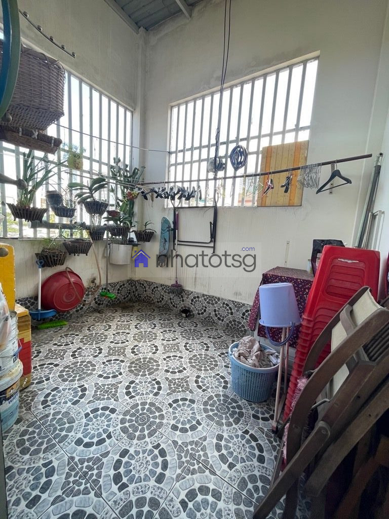 NHÀ 3 TẦNG ĐÚC. NGAY GẦN CÔNG VIÊN LÀNG HOA.