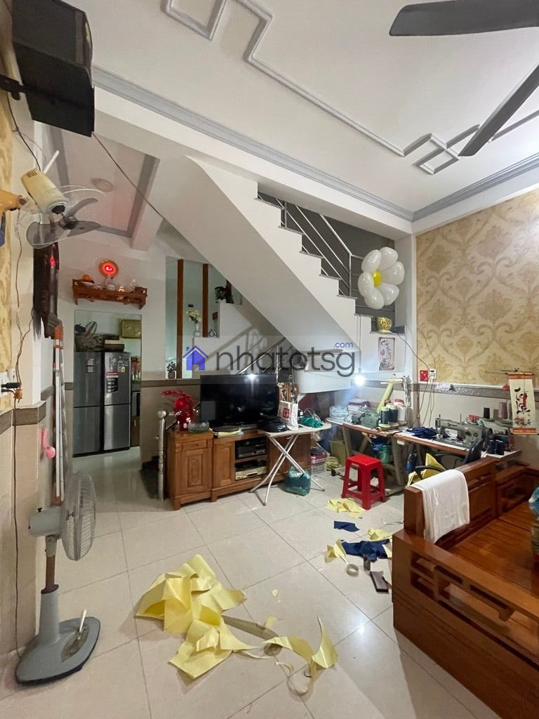 NHÀ 3 TẦNG ĐÚC. NGAY GẦN CÔNG VIÊN LÀNG HOA.