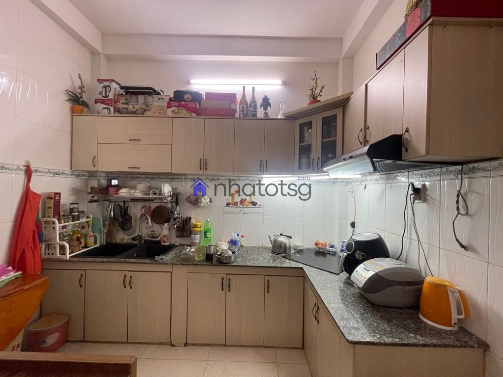 NHÀ 3 TẦNG ĐÚC. NGAY GẦN CÔNG VIÊN LÀNG HOA.