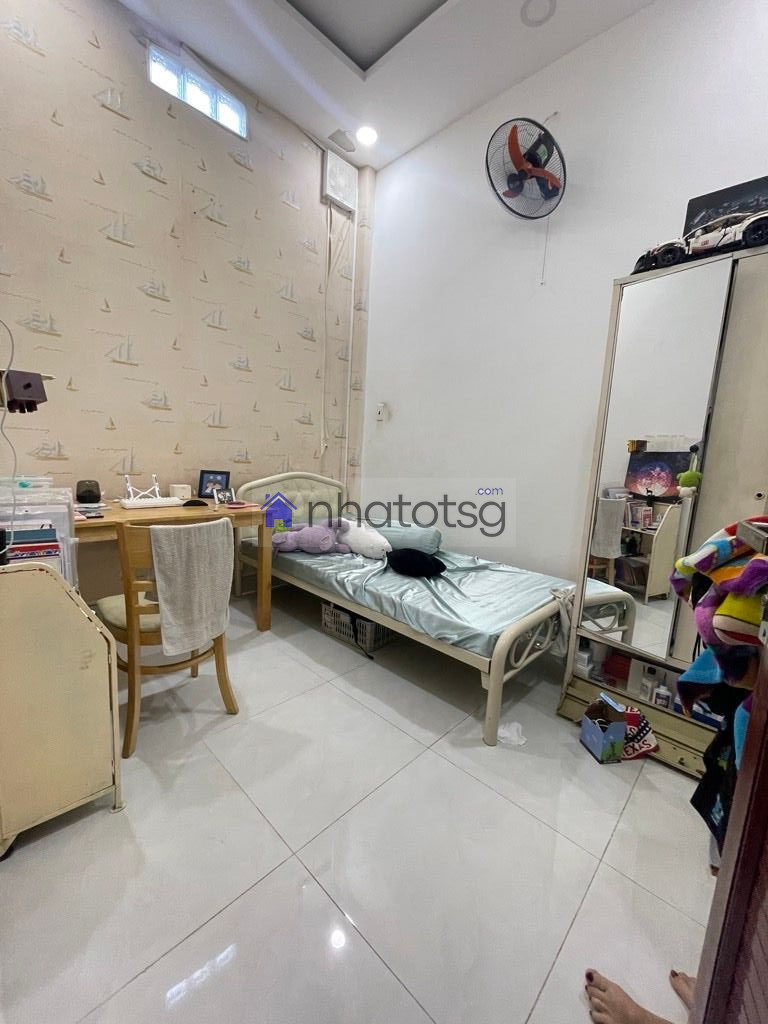 NHÀ 3 TẦNG ĐÚC. NGAY GẦN CÔNG VIÊN LÀNG HOA.