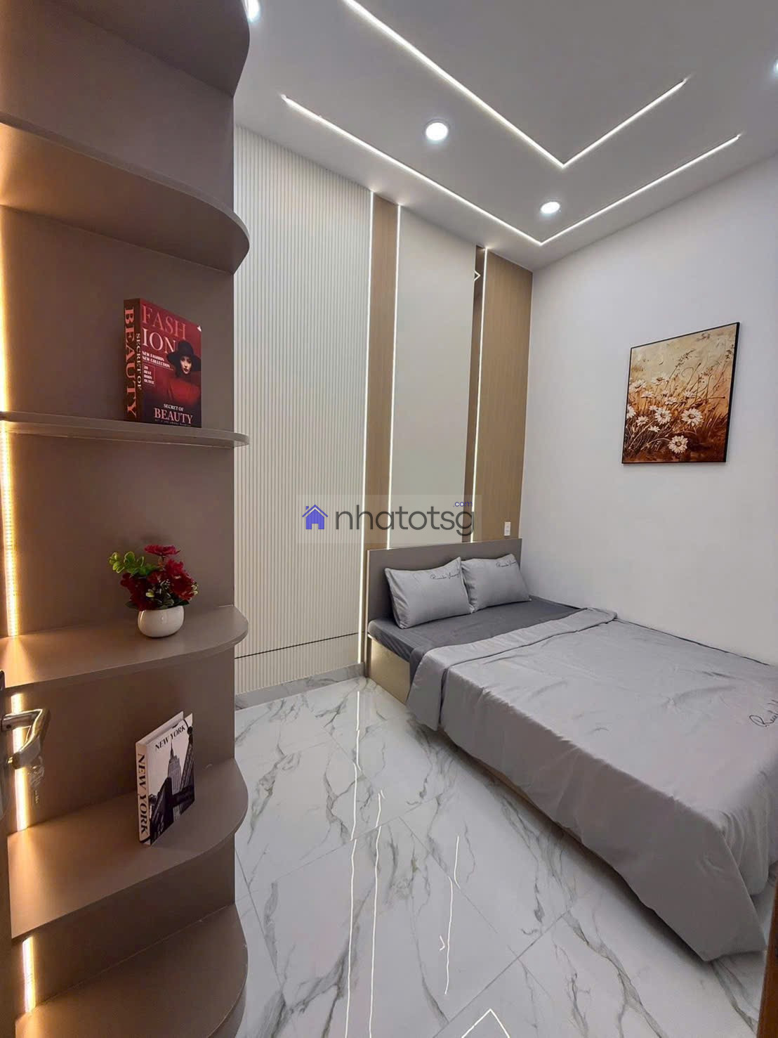 CÁCH MẶT TIỀN ĐÚNG 20M. CÓ SÂN ĐỂ XE RỘNG.