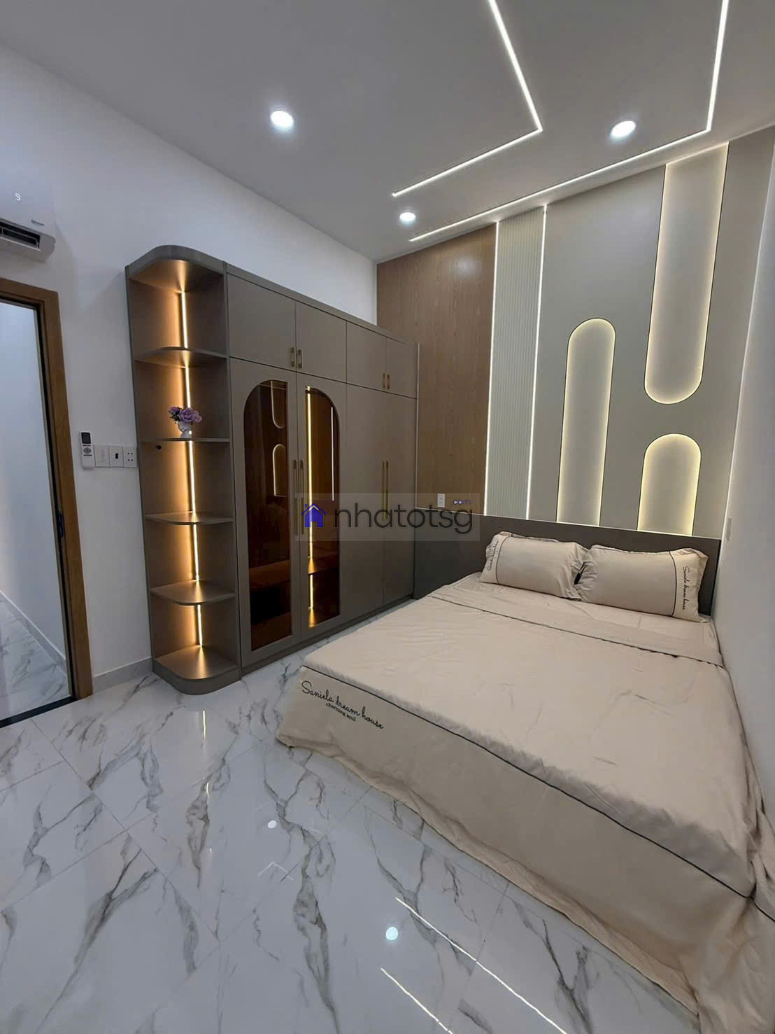 CÁCH MẶT TIỀN ĐÚNG 20M. CÓ SÂN ĐỂ XE RỘNG.