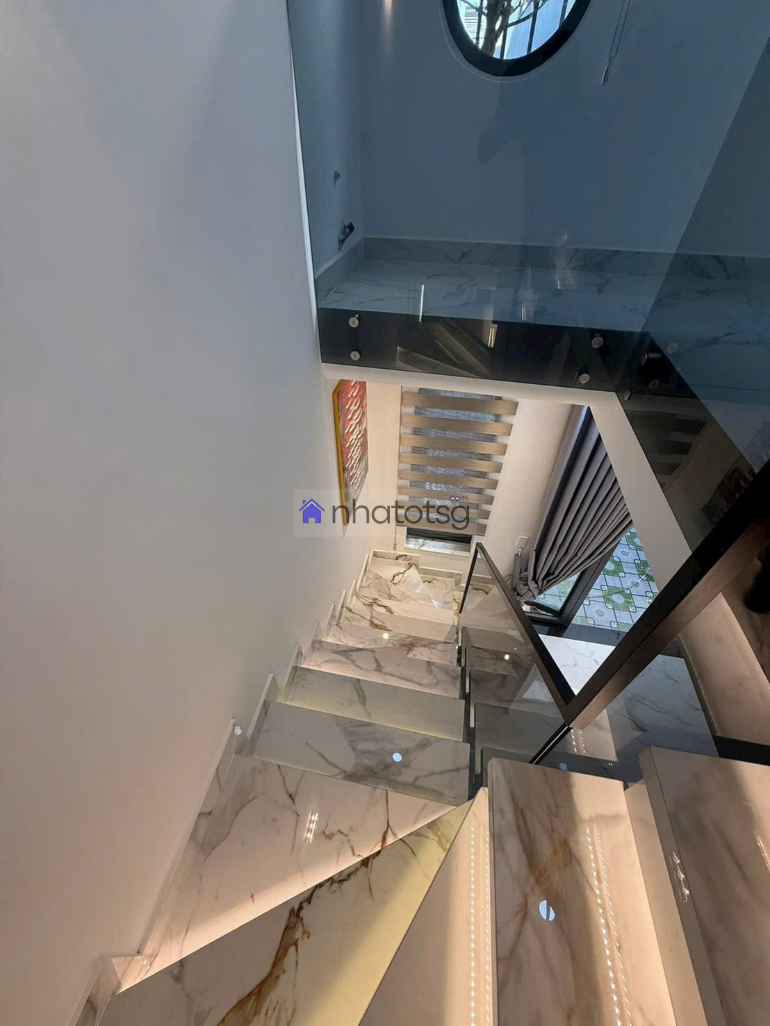 CÁCH MẶT TIỀN ĐÚNG 20M. CÓ SÂN ĐỂ XE RỘNG.