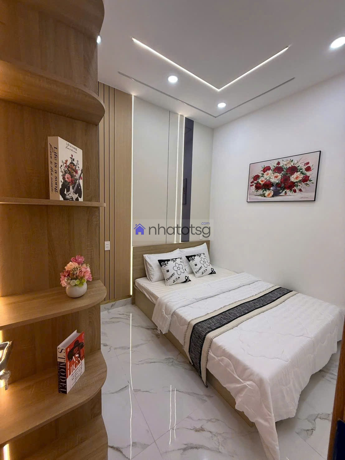 CÁCH MẶT TIỀN ĐÚNG 20M. CÓ SÂN ĐỂ XE RỘNG.