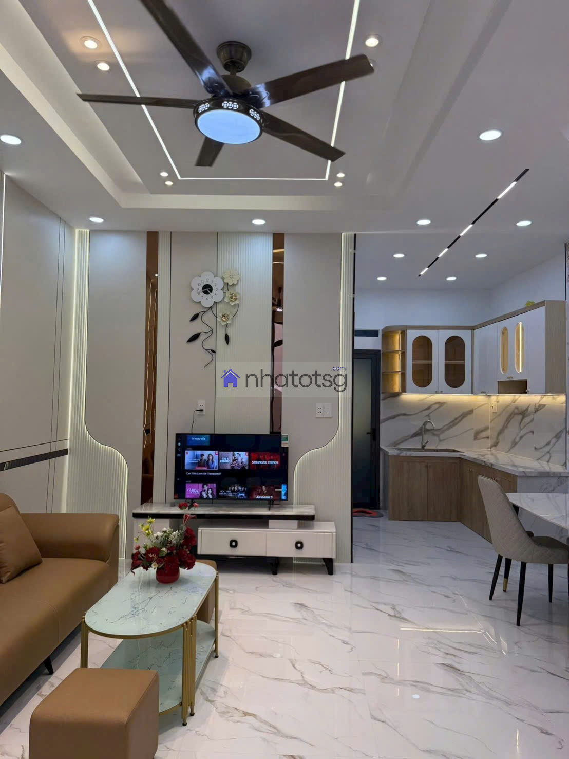 CÁCH MẶT TIỀN ĐÚNG 20M. CÓ SÂN ĐỂ XE RỘNG.