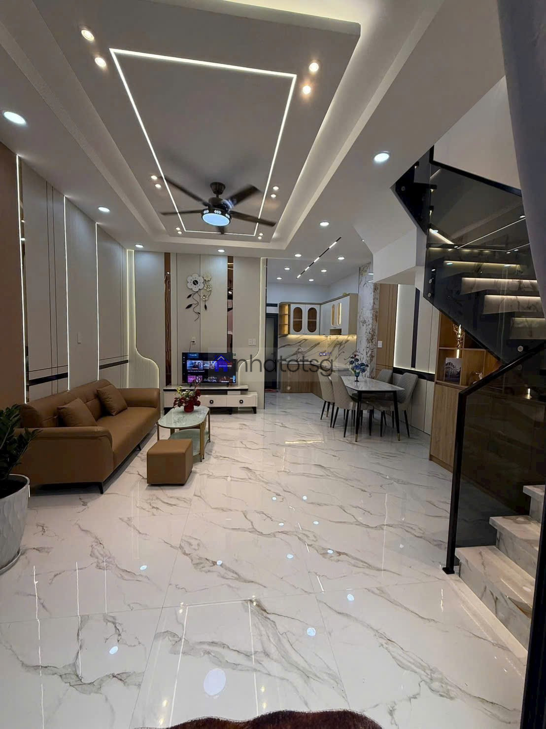 CÁCH MẶT TIỀN ĐÚNG 20M. CÓ SÂN ĐỂ XE RỘNG.