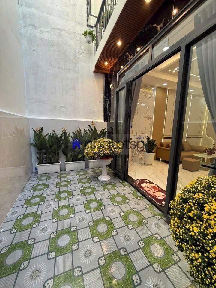 CÁCH MẶT TIỀN ĐÚNG 20M. CÓ SÂN ĐỂ XE RỘNG.