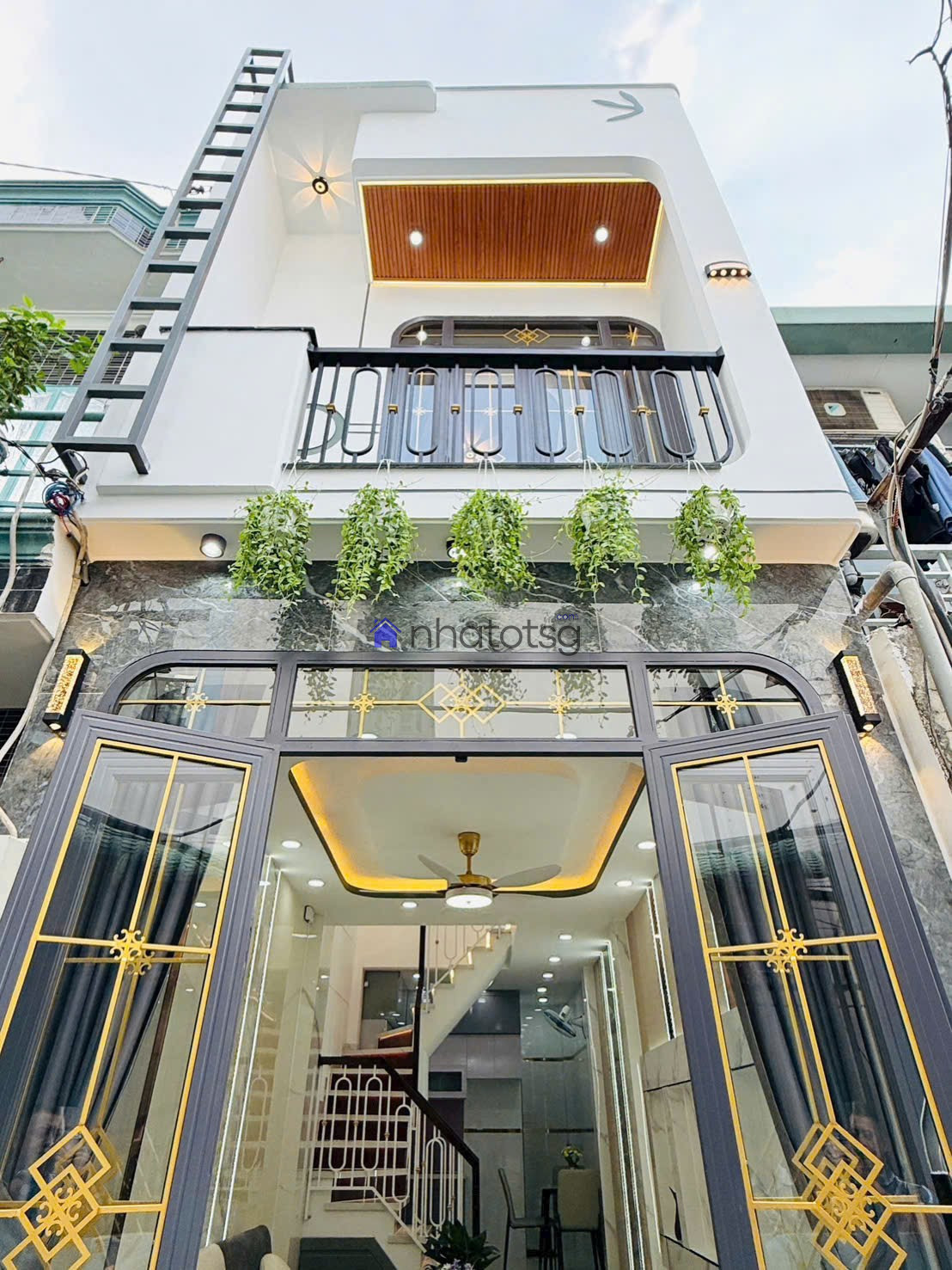 HẺM Ô TÔ ĐỖ CỬA. CÁCH MẶT TIỀN CHỈ 30M.