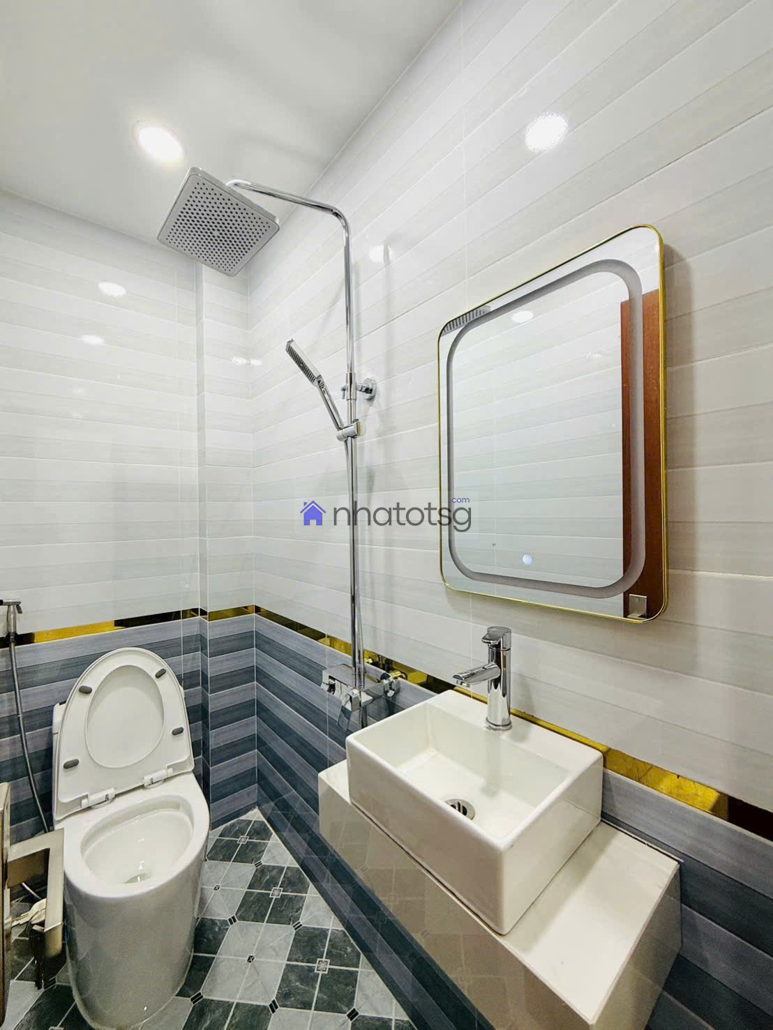 HẺM Ô TÔ ĐỖ CỬA. CÁCH MẶT TIỀN CHỈ 30M.