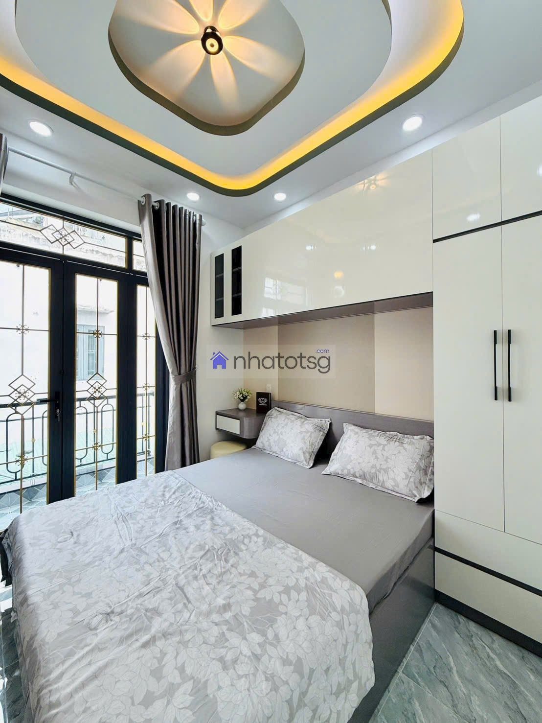 HẺM Ô TÔ ĐỖ CỬA. CÁCH MẶT TIỀN CHỈ 30M.