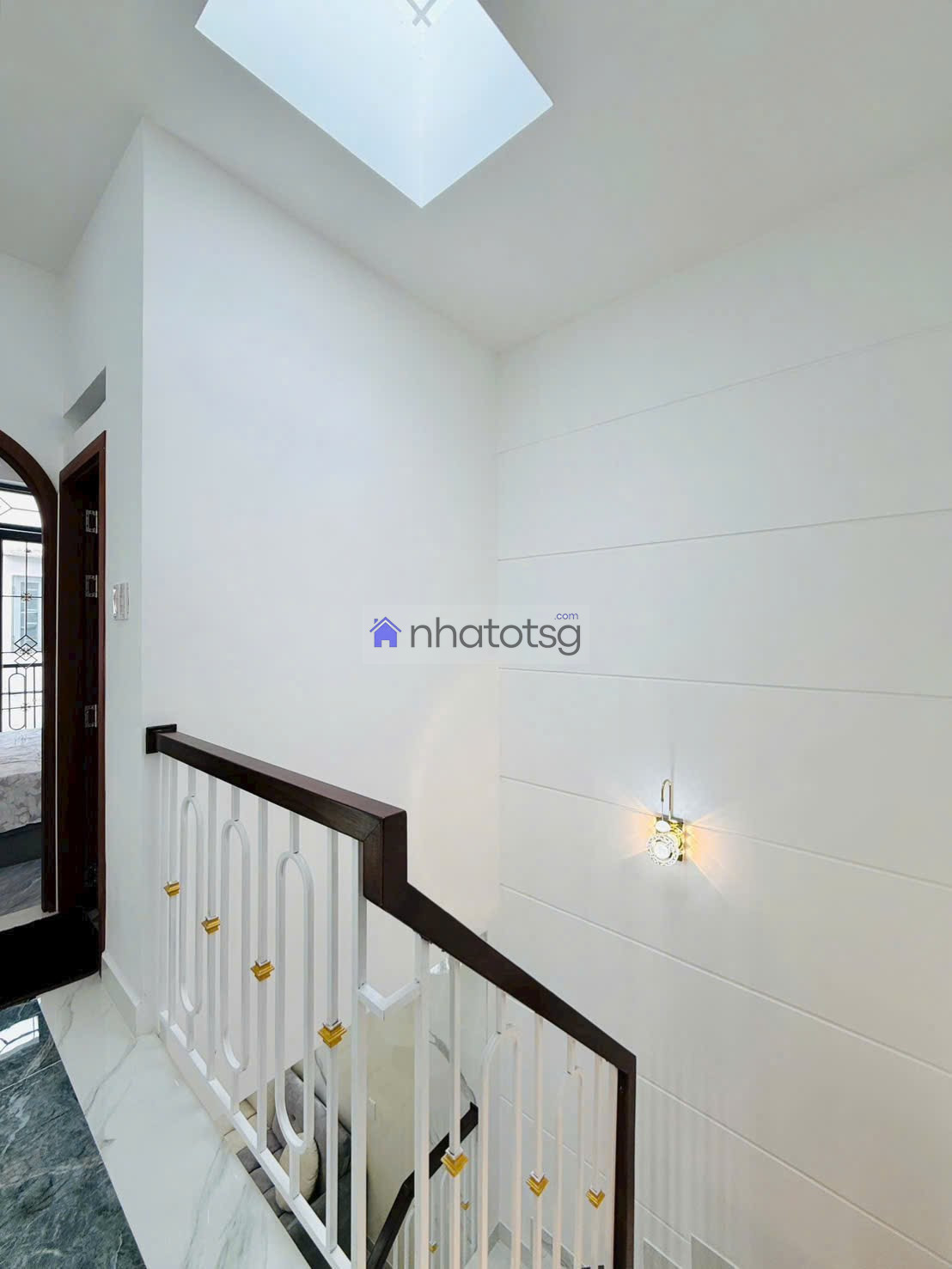 HẺM Ô TÔ ĐỖ CỬA. CÁCH MẶT TIỀN CHỈ 30M.