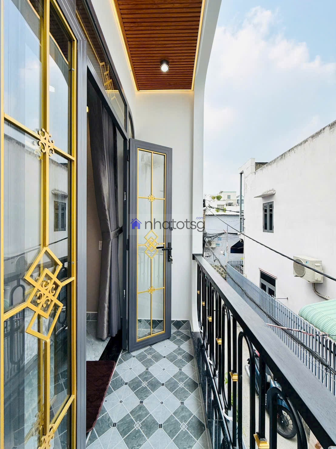 HẺM Ô TÔ ĐỖ CỬA. CÁCH MẶT TIỀN CHỈ 30M.